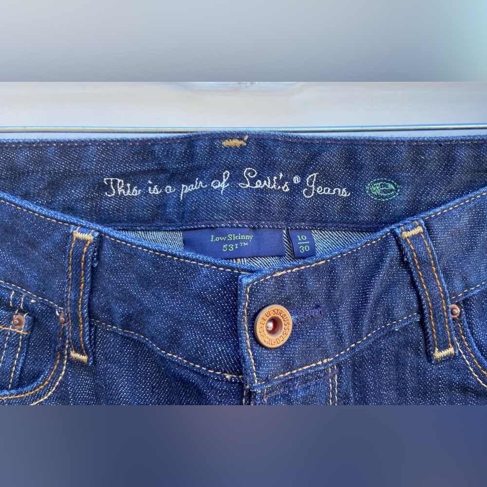 Levi’s Low Skinny dark wash 10/30- skinny ankle jeans
Like New condition!